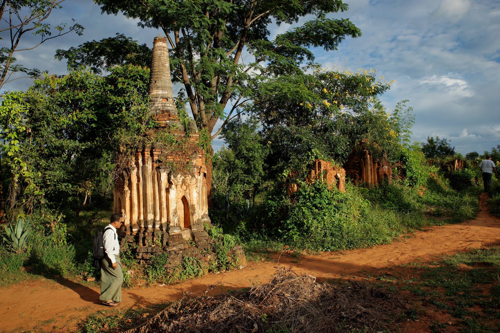 Der aus über 1.000 Stupas bestehende In-Dein-Pagodenwald ist eine buddhistische Gedenk- und Begräbnisstätte. Er liegt westlich des Inle-Sees und ist über einen Kanal zugänglich. Die ältesten Grab-Stupas stammen aus dem 17. Jahrhundert, doch es werden weiterhin neue Stupas errichtet. Viele der alten Monumente wurden mittlerweile renoviert, was zu einer lebendigen Mischung aus goldenen Verzierungen, Stuckarbeiten und verwittertem, teils überwuchertem Backstein geführt hat.